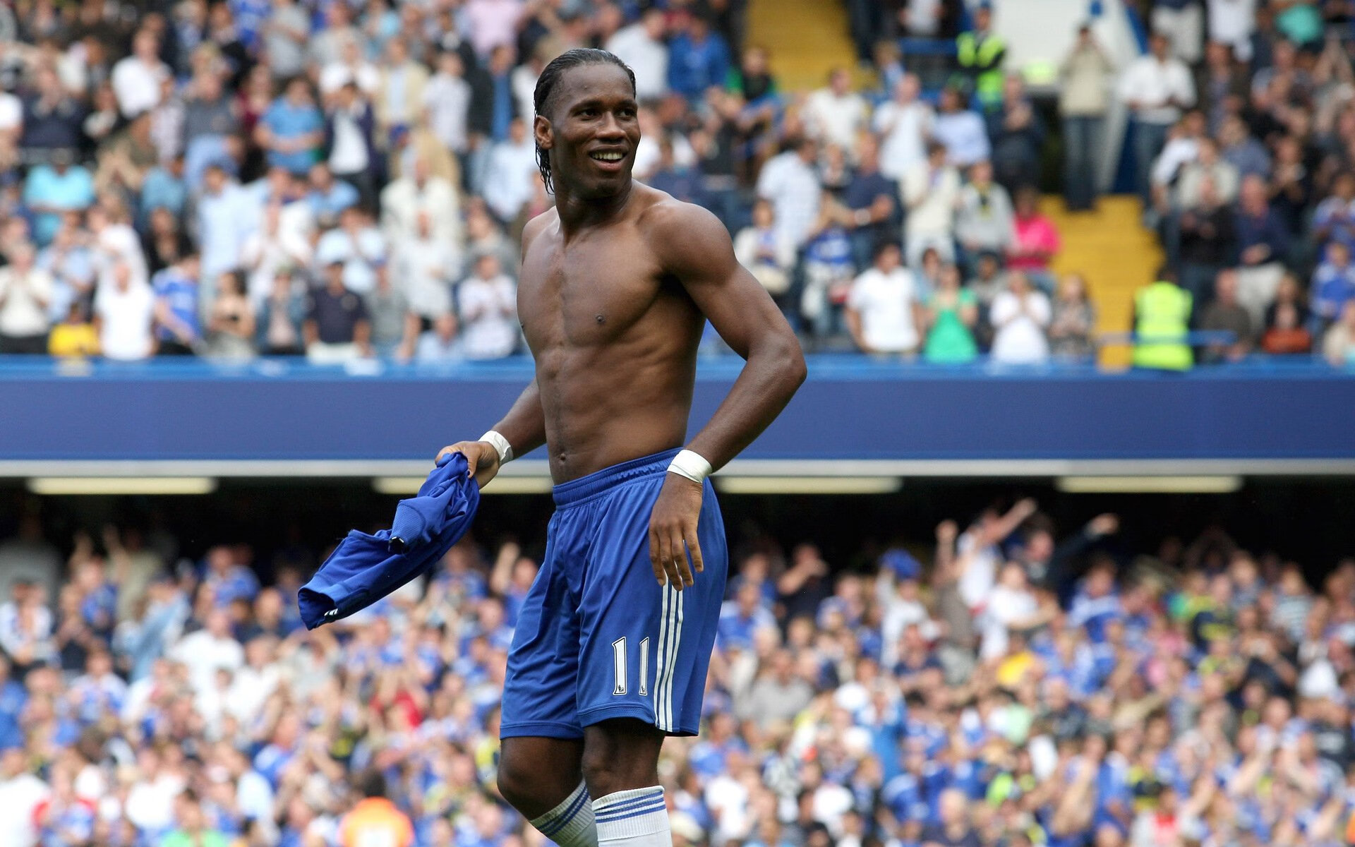 “飞盘：三叉湖田径场上的空中激情与极限对抗”